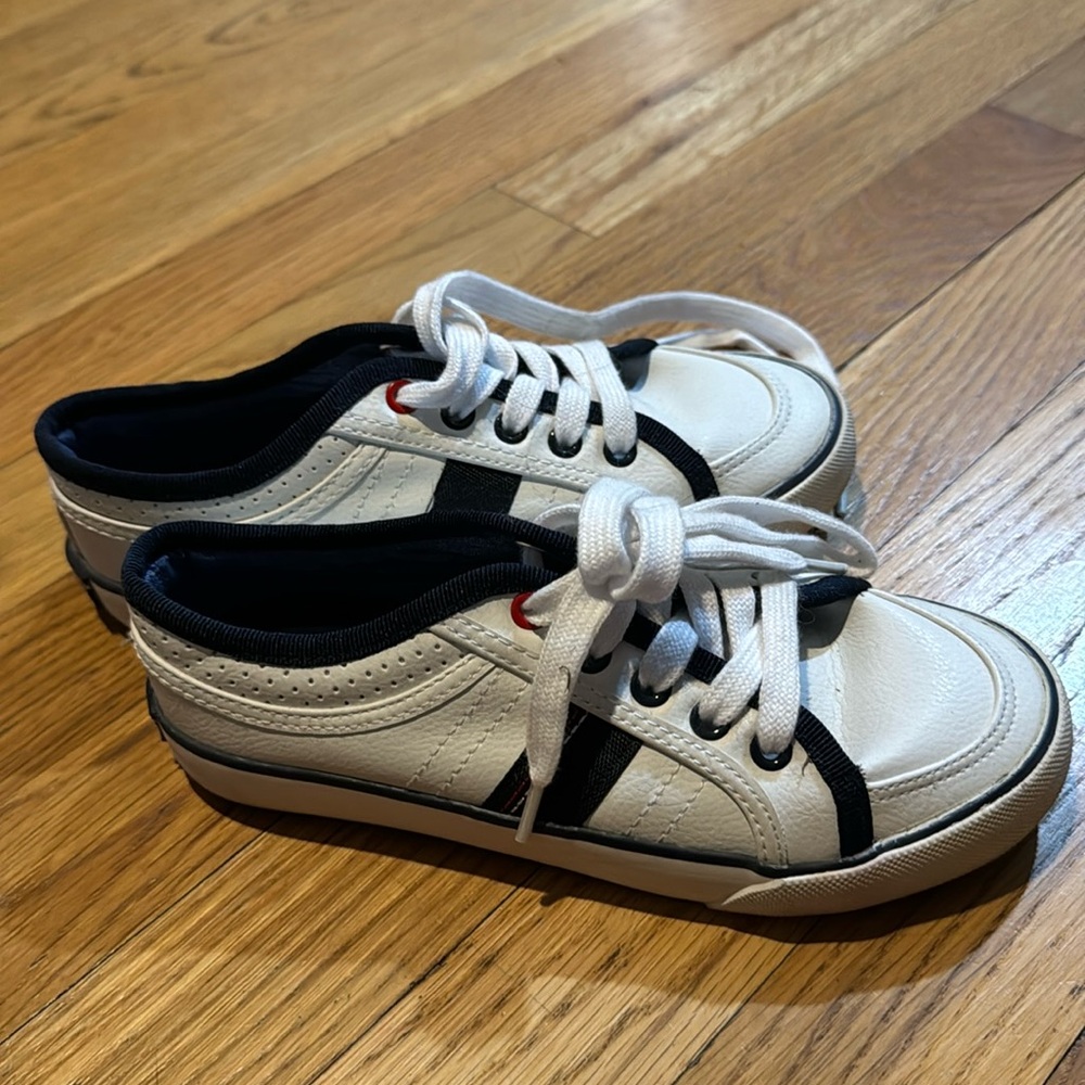 Boys size 1 white Tommy dress sneakers